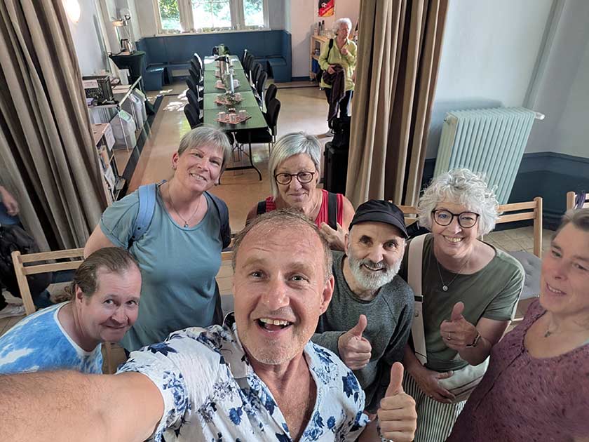 Mit Freude bei der Sache: Breathwork im Firedhof Ohlsdorf mit Teilnehmerinnen