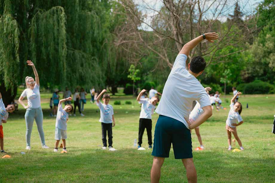 Ein Fitness-Trainer trainiert eine Gruppe junger Menschen in einem Park