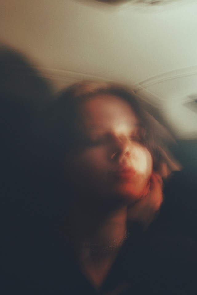 Eine junge Frau in der Flugzeug-Kabine leidet unter Flugangst
